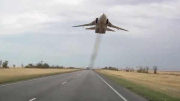 Avión militar sobrevuela la carretera M-21 a pocos metros de altura - Sputnik Mundo