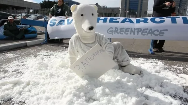 “Osos polares” protestan frente a la oficina de Gazprom en Moscú - Sputnik Mundo