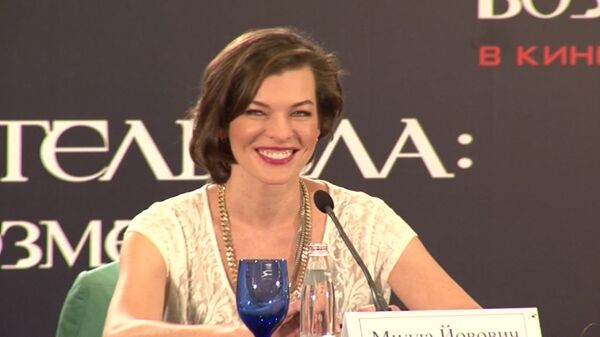 La famosa actriz Milla Jovovich presenta su nueva película en Moscú - Sputnik Mundo