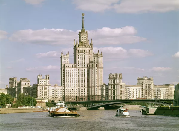 Las “siete hermanas” de Stalin celebran su 65 aniversario Las “siete hermanas” de Stalin celebran su 65 aniversario - Sputnik Mundo