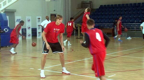 Kirilenko y sus compañeros de la NBA inauguran pista en un orfanato de Moscú - Sputnik Mundo