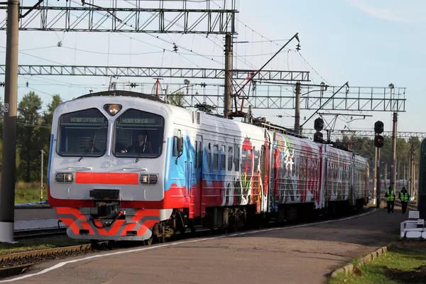 Un tren decorado para conmemorar el aniversario del Estado ruso Un tren decorado para conmemorar el aniversario del Estado ruso - Sputnik Mundo