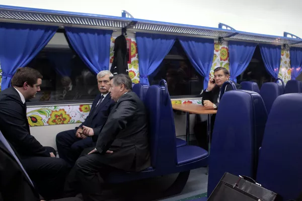 Un tren decorado para conmemorar el aniversario del Estado ruso Un tren decorado para conmemorar el aniversario del Estado ruso - Sputnik Mundo