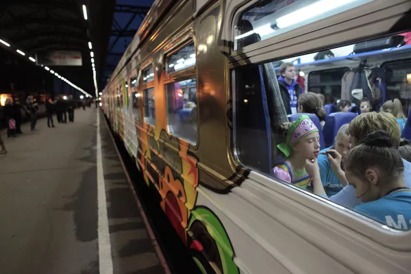 Un tren decorado para conmemorar el aniversario del Estado ruso Un tren decorado para conmemorar el aniversario del Estado ruso - Sputnik Mundo