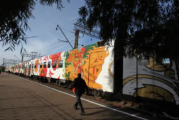 Un tren decorado para conmemorar el aniversario del Estado ruso Un tren decorado para conmemorar el aniversario del Estado ruso - Sputnik Mundo
