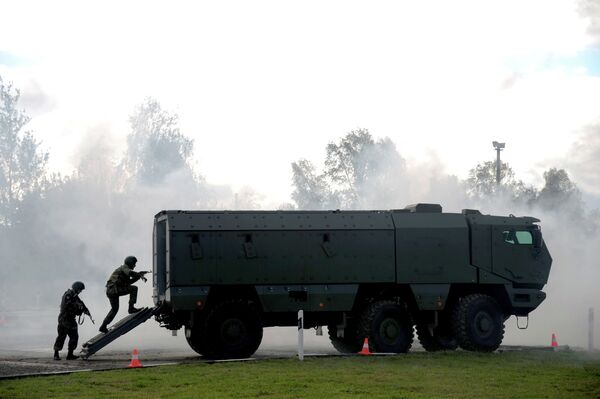 KAMAZ exhibe sus vehículos militares en un polígono a las afueras de Moscú - Sputnik Mundo