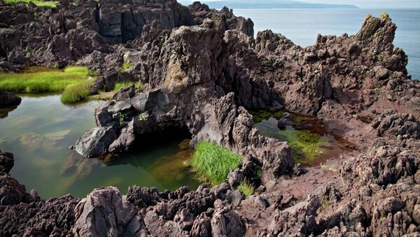 La lava solidificada cerca de uno de los volcanes de la isla Iturup - Sputnik Mundo