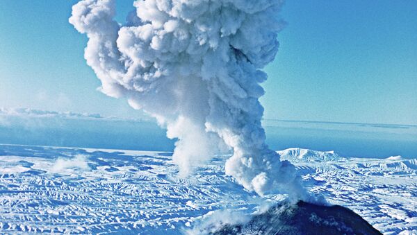 Un volcán lanza cenizas - Sputnik Mundo