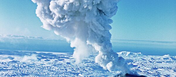 Un volcán lanza cenizas - Sputnik Mundo