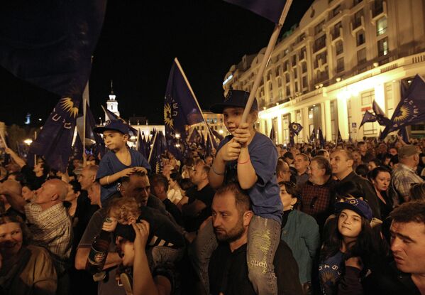 La oposición celebra su victoria electoral en el centro de Tbilisi - Sputnik Mundo