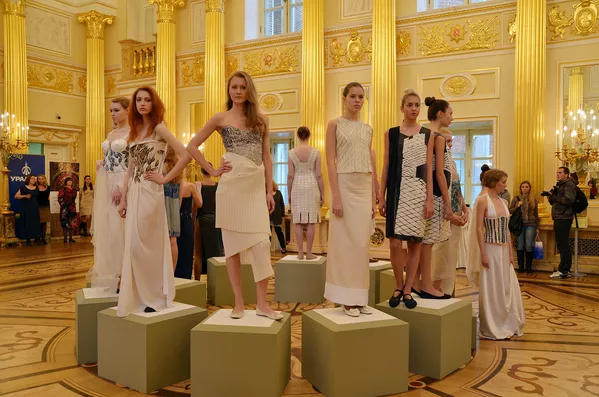 Vestidos de porcelana expuestos en el parque Tsaritsino de Moscú Vestidos de porcelana expuestos en el parque Tsaritsino de Moscú - Sputnik Mundo