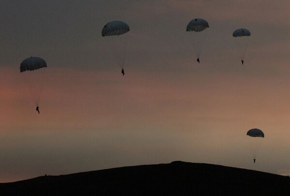 Tropas de Asalto Aéreo ensayan operaciones tácticas en Extremo Oriente de Rusia - Sputnik Mundo