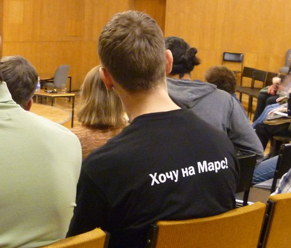 Frase en el dorso de la camiseta: “¡Quiero ir a Marte!”   - Sputnik Mundo