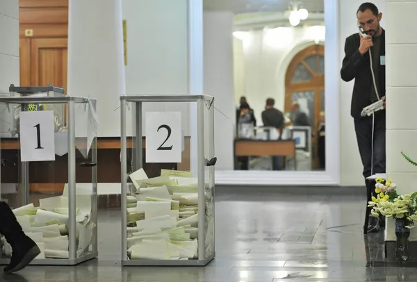 El partido de Yanukóvich sigue a la cabeza tras completarse el recuento electoral en Ucrania - Sputnik Mundo