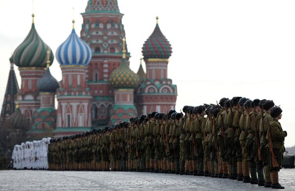 Militares rusos reeditan el histórico desfile del año 1941 en la Plaza Roja - Sputnik Mundo