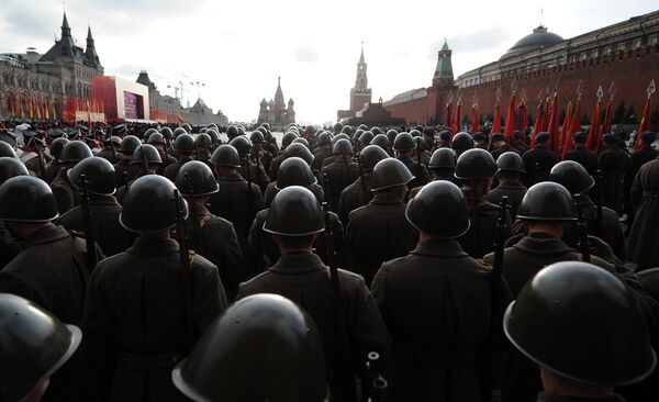 Militares rusos reeditan el histórico desfile del año 1941 en la Plaza Roja - Sputnik Mundo