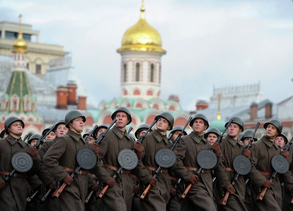 Militares rusos reeditan el histórico desfile del año 1941 en la Plaza Roja - Sputnik Mundo