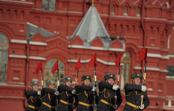 Militares rusos reeditan el histórico desfile del año 1941 en la Plaza Roja - Sputnik Mundo