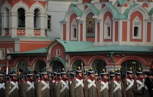 Militares desfilan por la Plaza Roja para conmemorar la histórica marcha del año 1941 - Sputnik Mundo