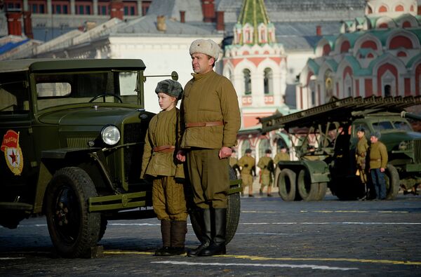 Militares desfilan por la Plaza Roja para conmemorar la histórica marcha del año 1941 - Sputnik Mundo