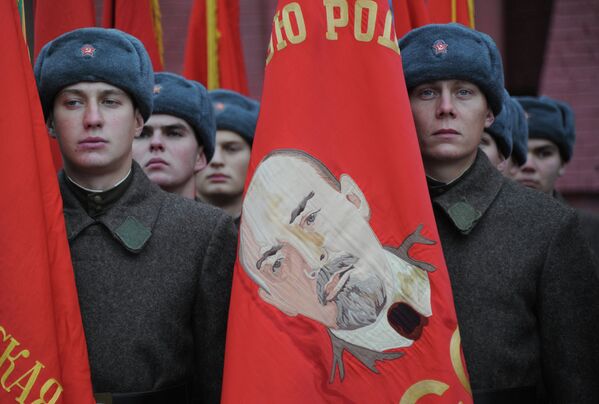 Militares desfilan por la Plaza Roja para conmemorar la histórica marcha del año 1941 - Sputnik Mundo