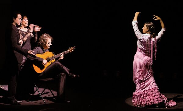 Estrellas del flamenco enardecen al público moscovita  - Sputnik Mundo