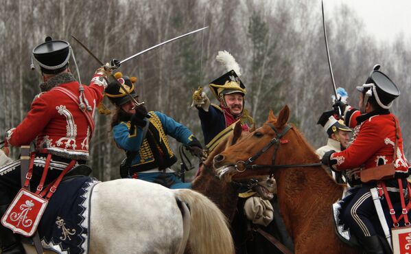 Aficionados reconstruyen la Batalla del Berezina del año 1812 contra Napoleón - Sputnik Mundo