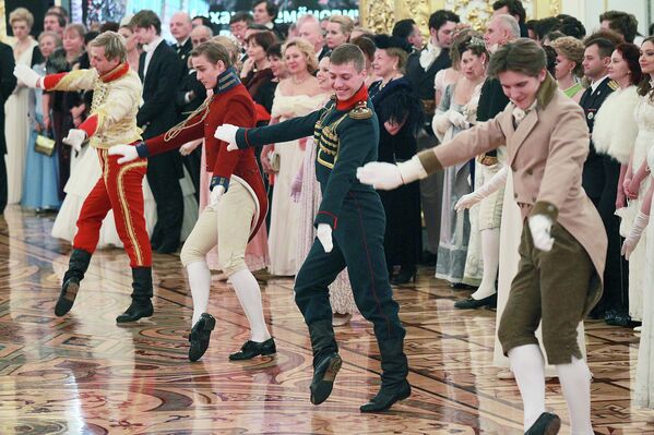 Baile de gala en memoria de la guerra contra Napoleón de 1812 se celebra en el Kremlin   - Sputnik Mundo