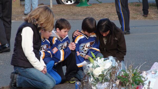 Sandy Hook, un improvisado memorial a las víctimas de la matanza - Sputnik Mundo