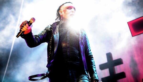 Poco escándalo y muchas cruces: Marilyn Manson en Moscú - Sputnik Mundo