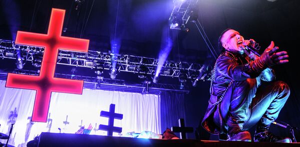 Poco escándalo y muchas cruces: Marilyn Manson en Moscú - Sputnik Mundo