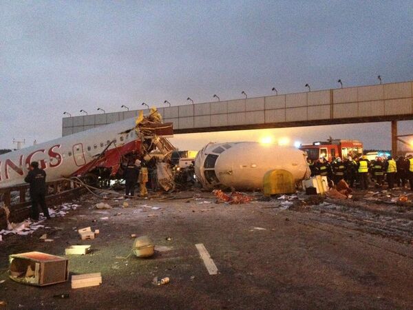 El accidente de un avión Tu-204 en el aeropuerto Vnúkovo de Moscú - Sputnik Mundo