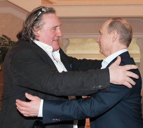 Vladímir Putin entrega a Gérard Depardieu el pasaporte ruso - Sputnik Mundo