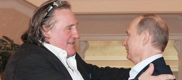 Vladímir Putin entrega a Gérard Depardieu el pasaporte ruso Vladímir Putin entrega a Gérard Depardieu el pasaporte ruso - Sputnik Mundo