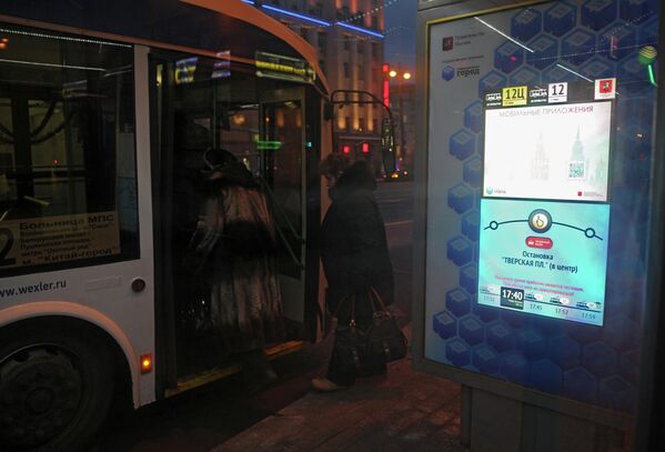 Moscú estrena paradas 'inteligentes' del transporte público - Sputnik Mundo