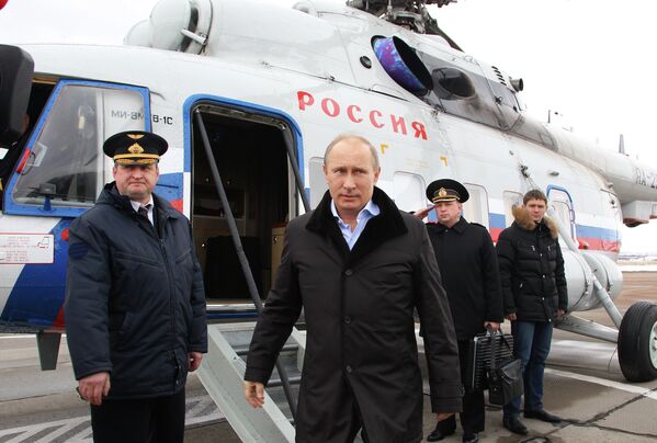 Putin visita nuevas viviendas de los damnificados por la inundación en Krimsk - Sputnik Mundo