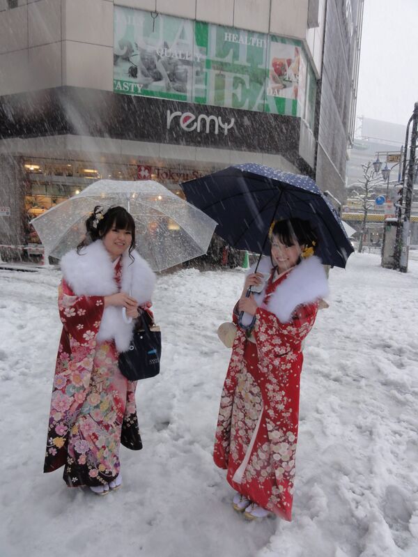 Los kimonos de gala y otros atributos del Día de la Mayoría de Edad en Japón - Sputnik Mundo