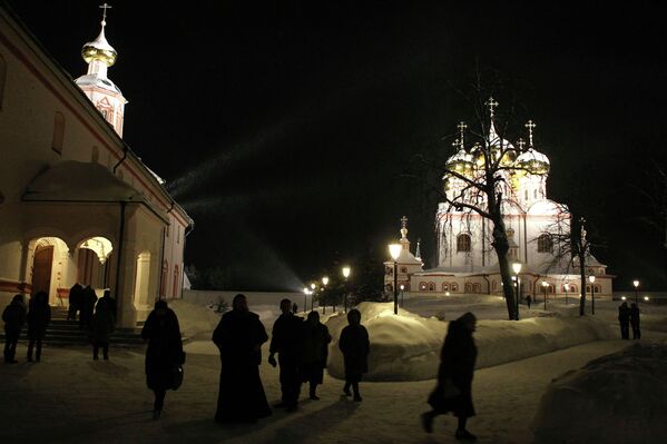 Los ortodoxos rusos celebran la fiesta del Bautismo del Señor con los “baños bautismales” - Sputnik Mundo