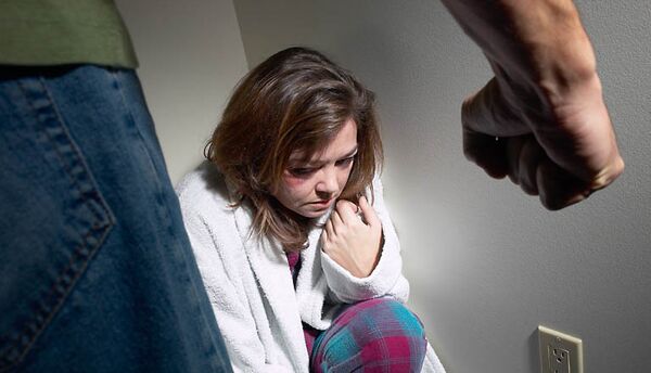 Nueva campaña contra la violencia machista en España Nueva campaña contra la violencia machista en España - Sputnik Mundo