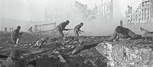 Soldados soviéticos al ataque - Sputnik Mundo