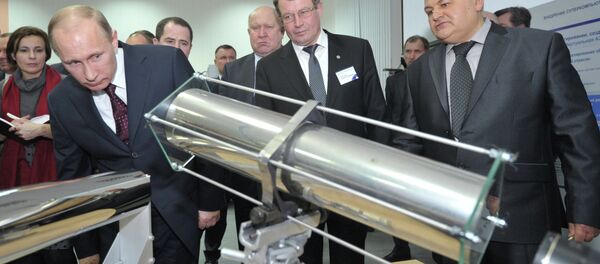 Vladímir Putin en el Instituto de Estudios Físicos del Centro Nuclear Federal de Rusia (febrero de 2012) - Sputnik Mundo