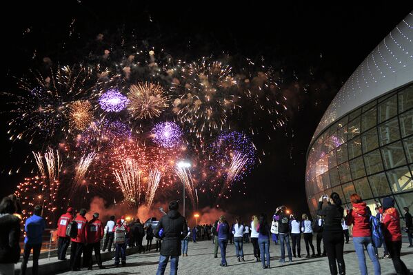 Sochi celebra con fuegos artificiales el inicio de la cuenta regresiva para los JJOO de 2014 - Sputnik Mundo