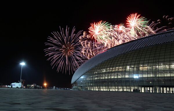 Sochi celebra con fuegos artificiales el inicio de la cuenta regresiva para los JJOO de 2014 - Sputnik Mundo