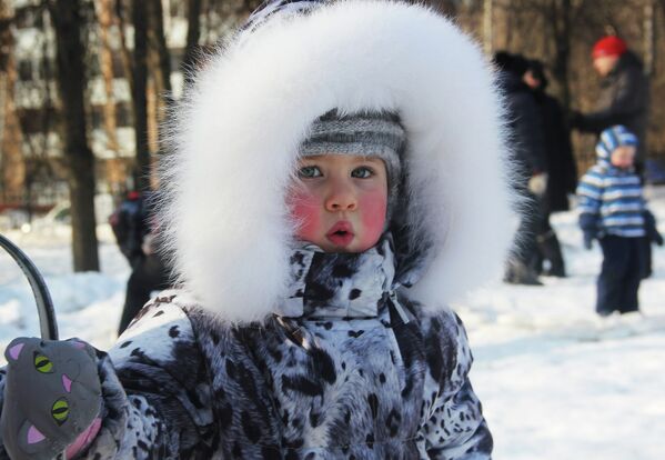 Moscovitas practican deportes de invierno - Sputnik Mundo