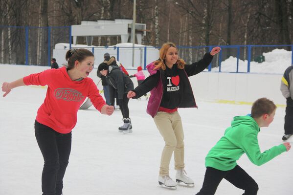 Moscovitas practican deportes de invierno - Sputnik Mundo