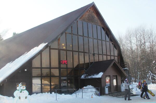 Moscovitas practican deportes de invierno - Sputnik Mundo