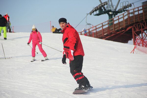 Moscovitas practican deportes de invierno - Sputnik Mundo