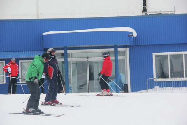 Moscovitas practican deportes de invierno - Sputnik Mundo