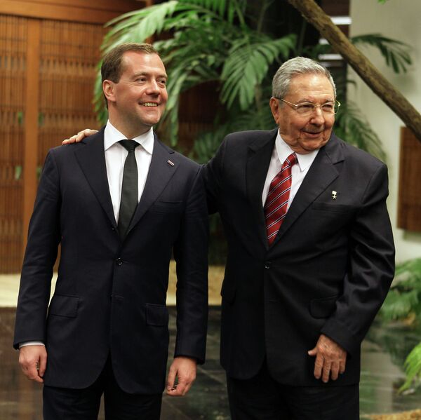 Dmitri Medvédev y Raúl Castro - Sputnik Mundo