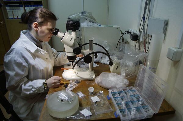 Una empleada del Instituto de Geoquímica y Química Analítica Vernadski  - Sputnik Mundo